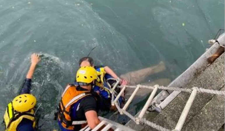 基隆海洋廣場意外落海事件！男子獲救時雙手綁縛