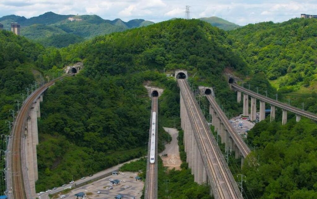 無視虧損狂蓋高鐵！中國貴州山區「五鐵穿山」　挑戰等級堪比超級鐵路