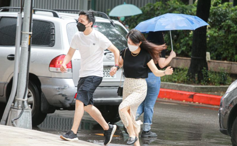 梅雨季首波強降雨即將來襲！週末天氣急變，半個台灣需防範大雨