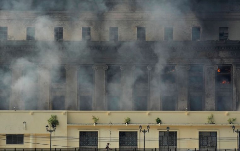 馬尼拉郵政大樓百年建築遭大火吞噬