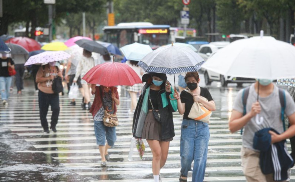 氣象局發布「豪雨、大雨特報」！下班族請留意，4縣市降雨猛烈　南部受大雨影響無颱風來襲