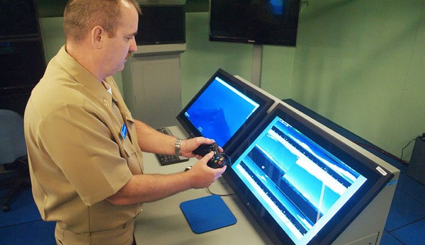 美軍維吉尼亞級核潛艦使用遊戲手把進行操控