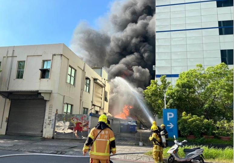 楠梓科技產業園區工廠大火經過8小時後終於被撲滅