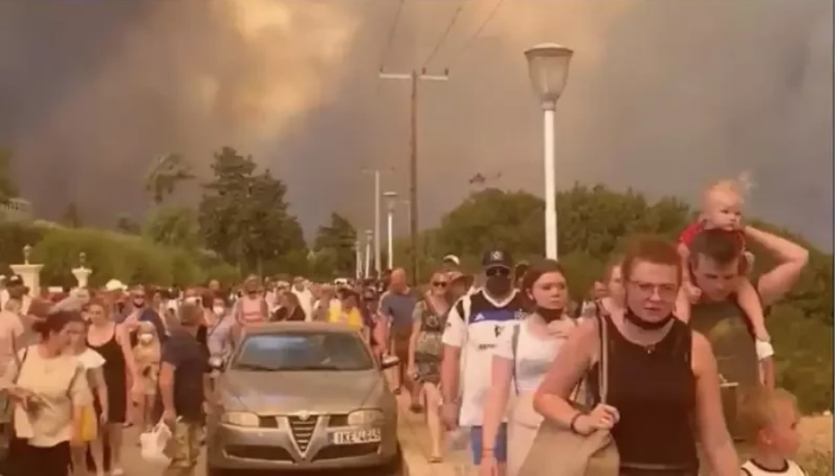 希臘羅德島遊客密集區爆發野火，3萬人緊急撤離