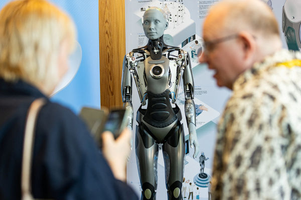 聯合國人工智慧峰會：機器人承諾絕不背叛人類