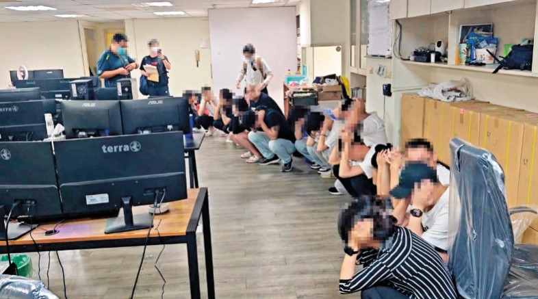 台灣詐騙集團利用網路博弈手法詐取逾二億元，警方成功摧毀基地並逮捕十八名嫌犯