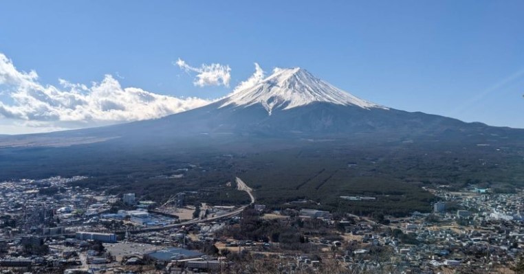 富士山登山潮洪峰，山梨縣擬祭人流管制應對