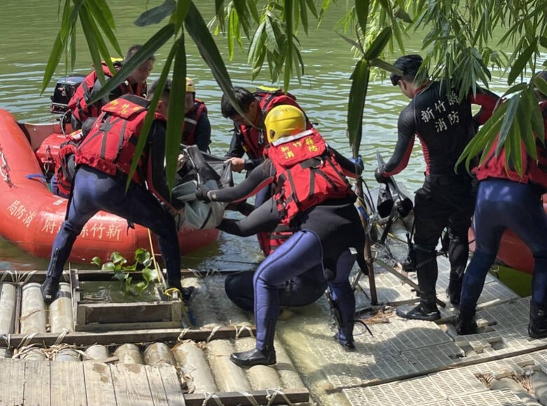 年僅23歲男子冒險站立槳上墜湖身亡，警示安全意識重要性