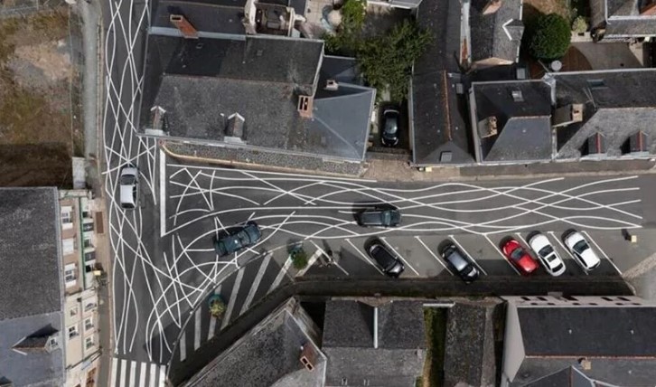 法國小村莊引起關注：歪七扭八交通標線創意解決超速問題