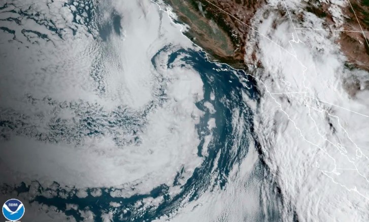 熱帶風暴希拉里登陸墨西哥並前進美國加州，引發災難性洪水威脅