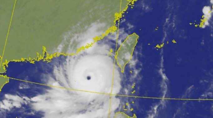 颱風「蘇拉」接近中國東南沿海，氣象局發布紅色預警
