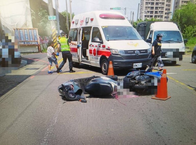 「台中太平區交通事故：母子三人傷，小兒子勇敢呼喊 '媽媽加油！'」