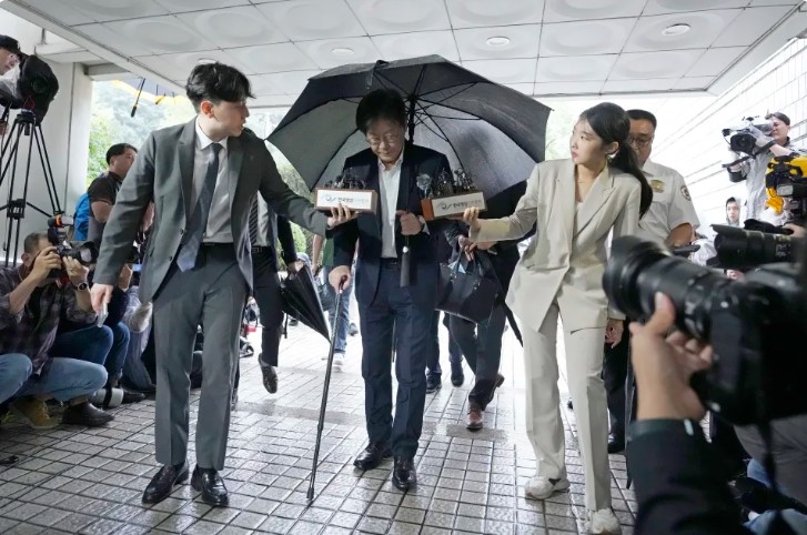 前南韓總統候選人李在明絕食示威結束，現拄拐杖現身法院