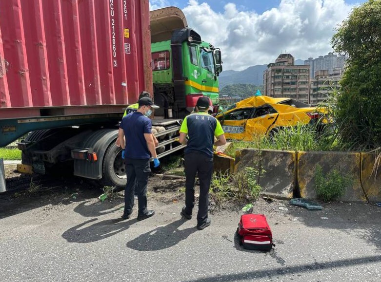基隆市千祥橋交通事故：貨櫃車與計程車碰撞