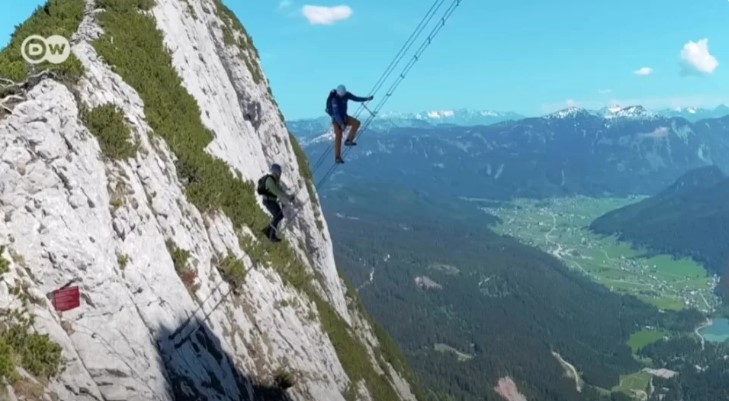 奧地利「天空之梯」遊客不慎墜落山谷，不幸身亡