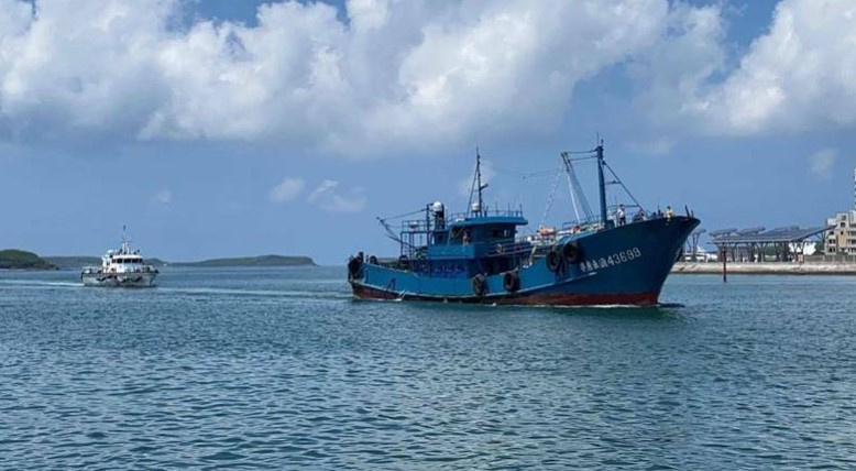 新竹海域發現越界中國漁船，海巡隊堅決執法