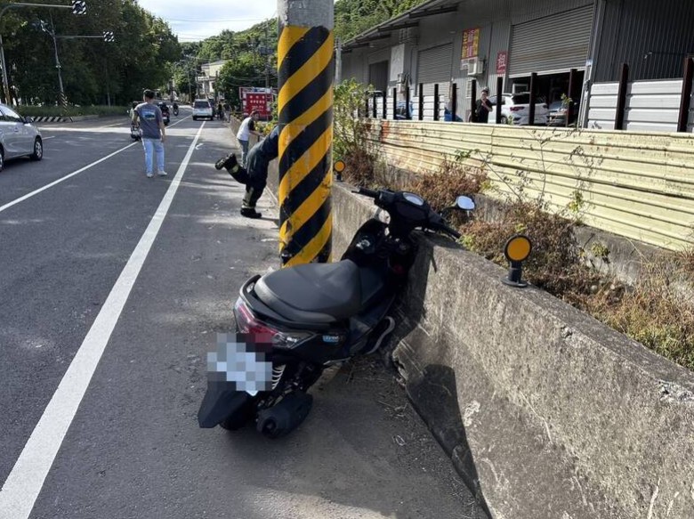 新竹縣機車騎士自撞電桿摔落排水溝意外