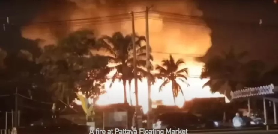 芭達雅市著名旅遊景點四方水上市場遭遇火災，一人輕傷