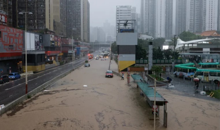香港再次遭受豪雨襲擊，學校停課，紅色暴雨警告生效