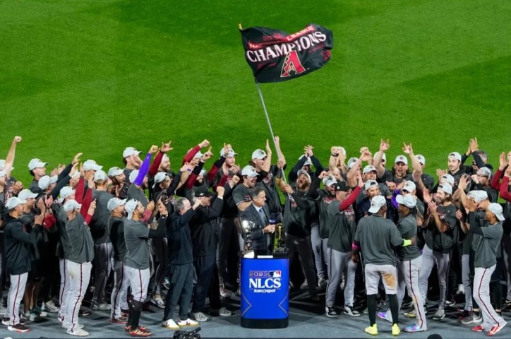MLB國聯冠軍戰G7：響尾蛇擊敗費城人進軍世界大賽，慶祝方式引爭議