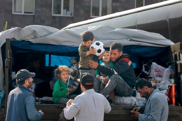 亞塞拜然重新控制納卡區，導致數萬難民湧入亞美尼亞