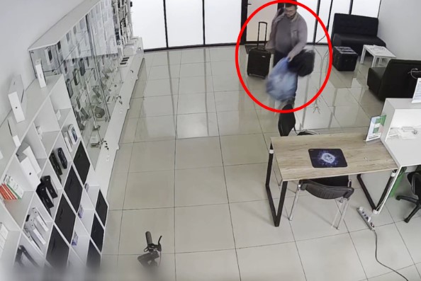 俄羅斯莫斯科新手機行騙案：男子偷走53支iPhone，被監視器拍下
