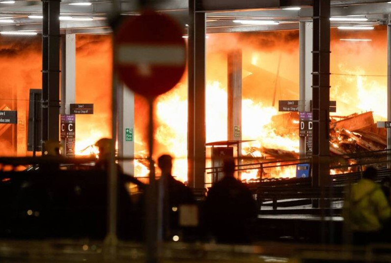 倫敦盧頓機場大火導致停車場倒塌，全面禁飛中