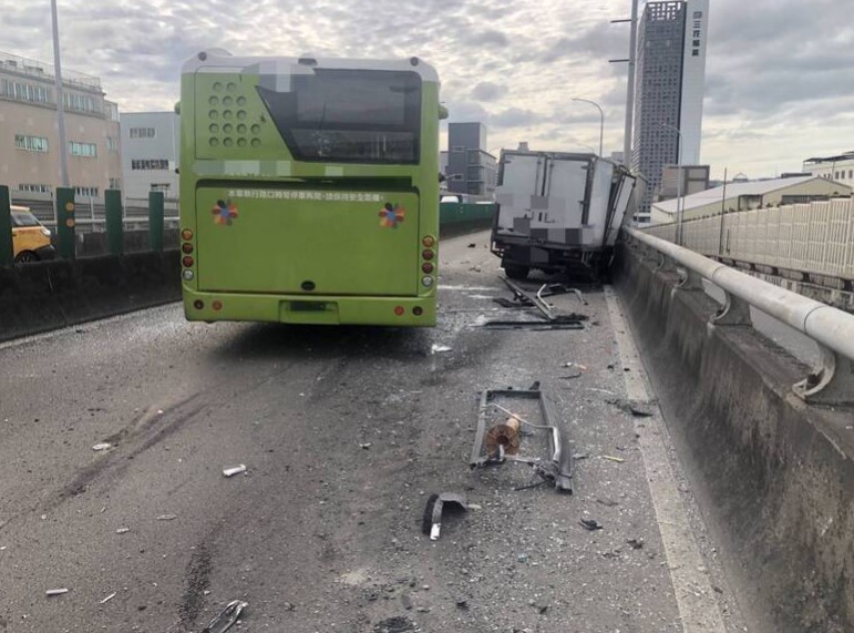 台北中山橋車禍：公車與貨車碰撞，12人受傷送醫