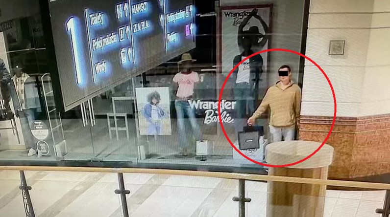波蘭竊賊扮成人型模特兒偷竊珠寶，最終被商場保全逮捕