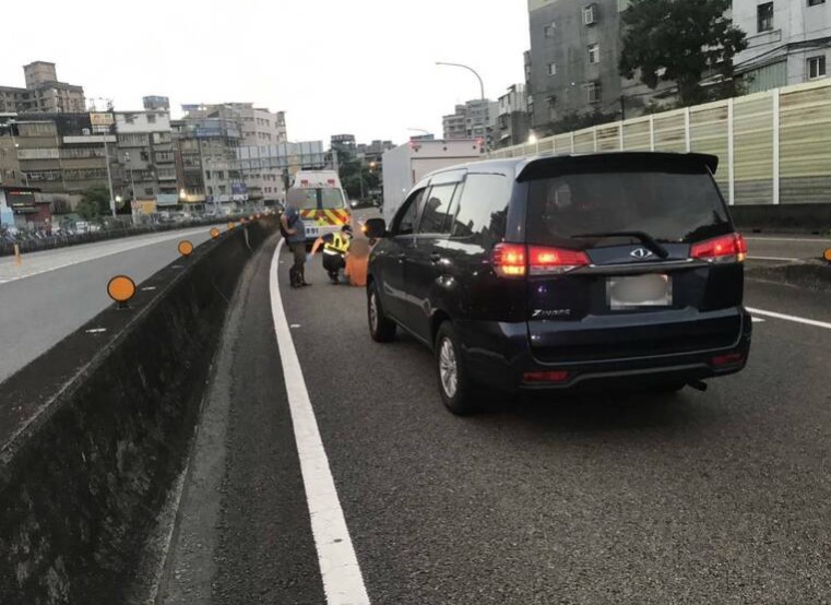 「迷途江男徒步高速公路遭撞，警方將開罰」