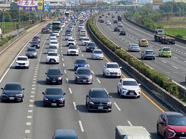 台灣自用小客車數激增，電動車使用意願低